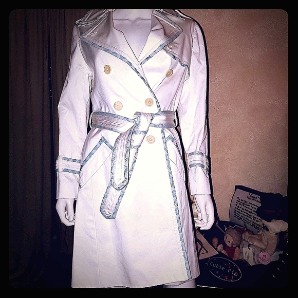 💙NWT- Beautiful Claesic White Coach Coat w/ Blue Trim💙